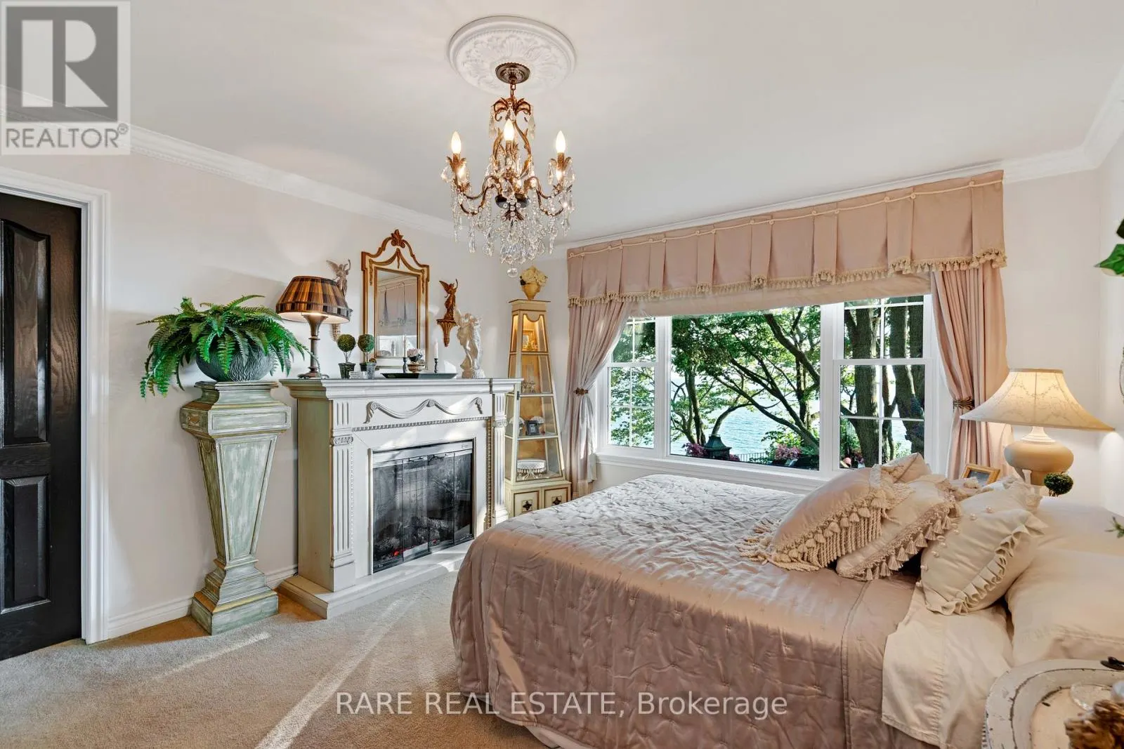 735 LAKESHORE ROAD E