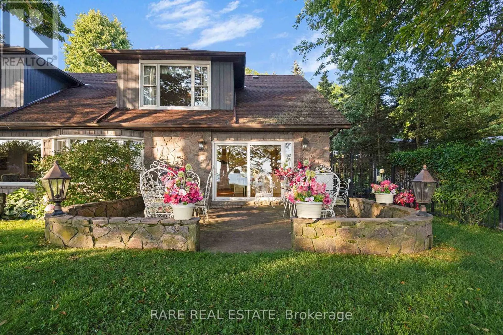 735 LAKESHORE ROAD E