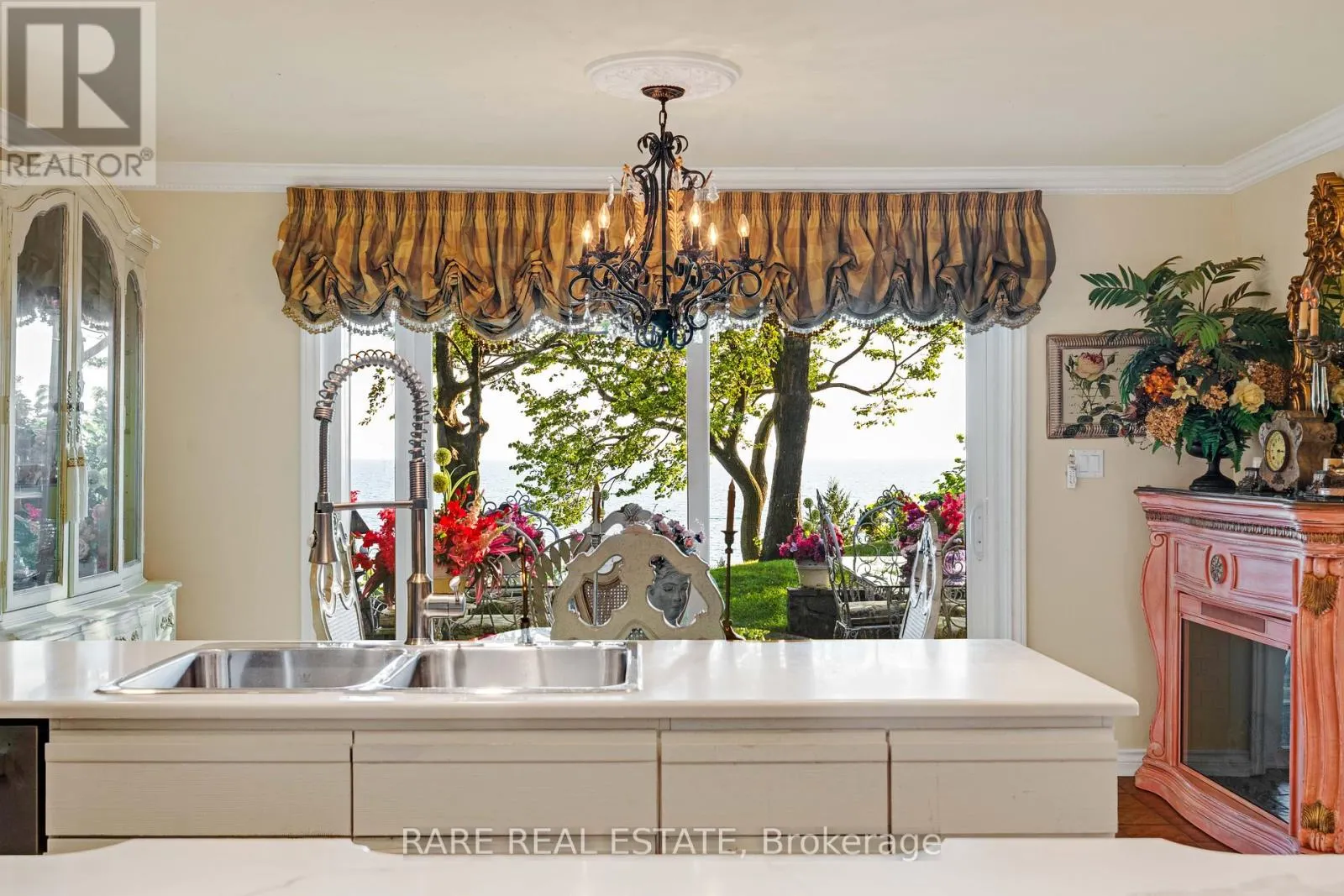 735 LAKESHORE ROAD E