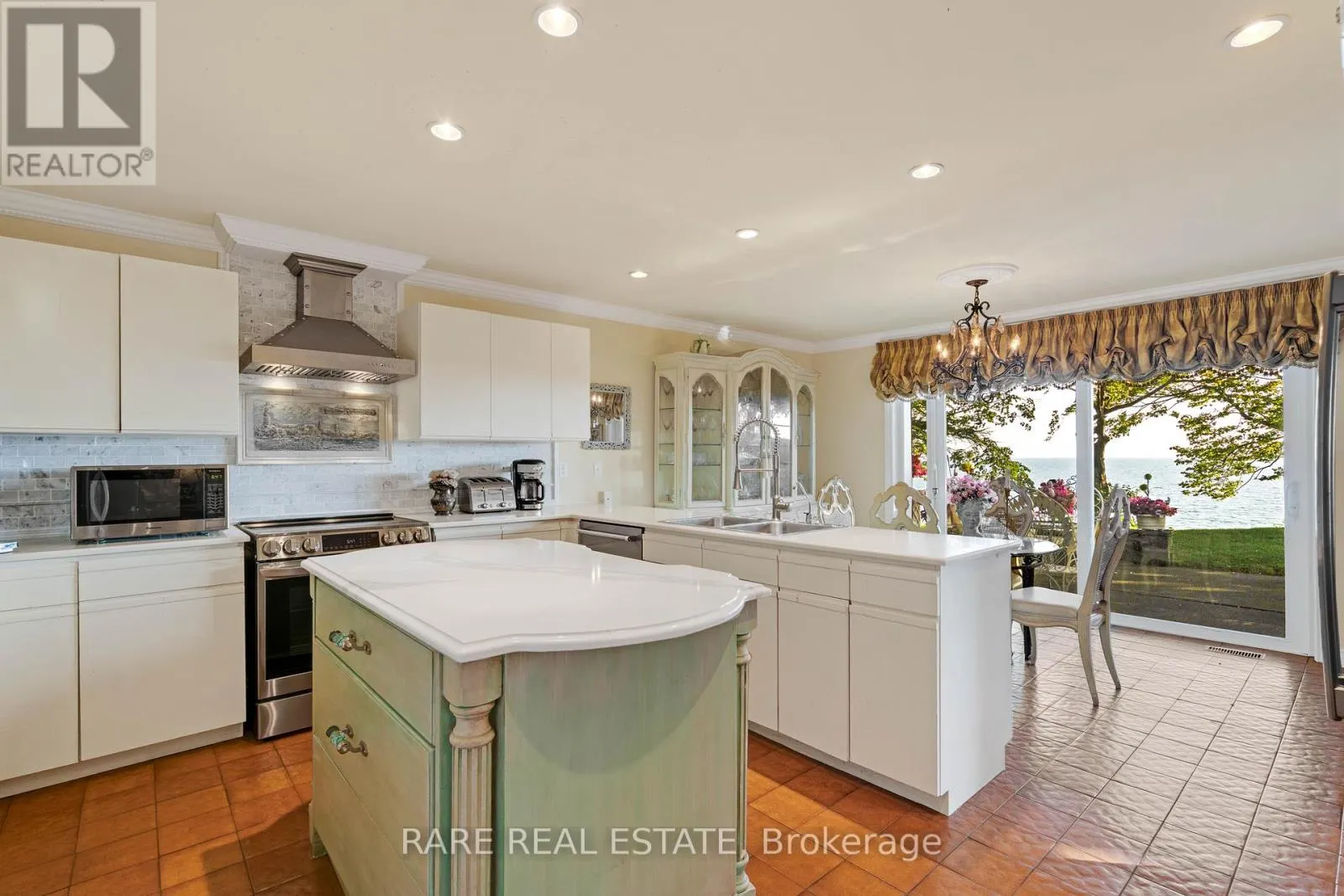 735 LAKESHORE ROAD E