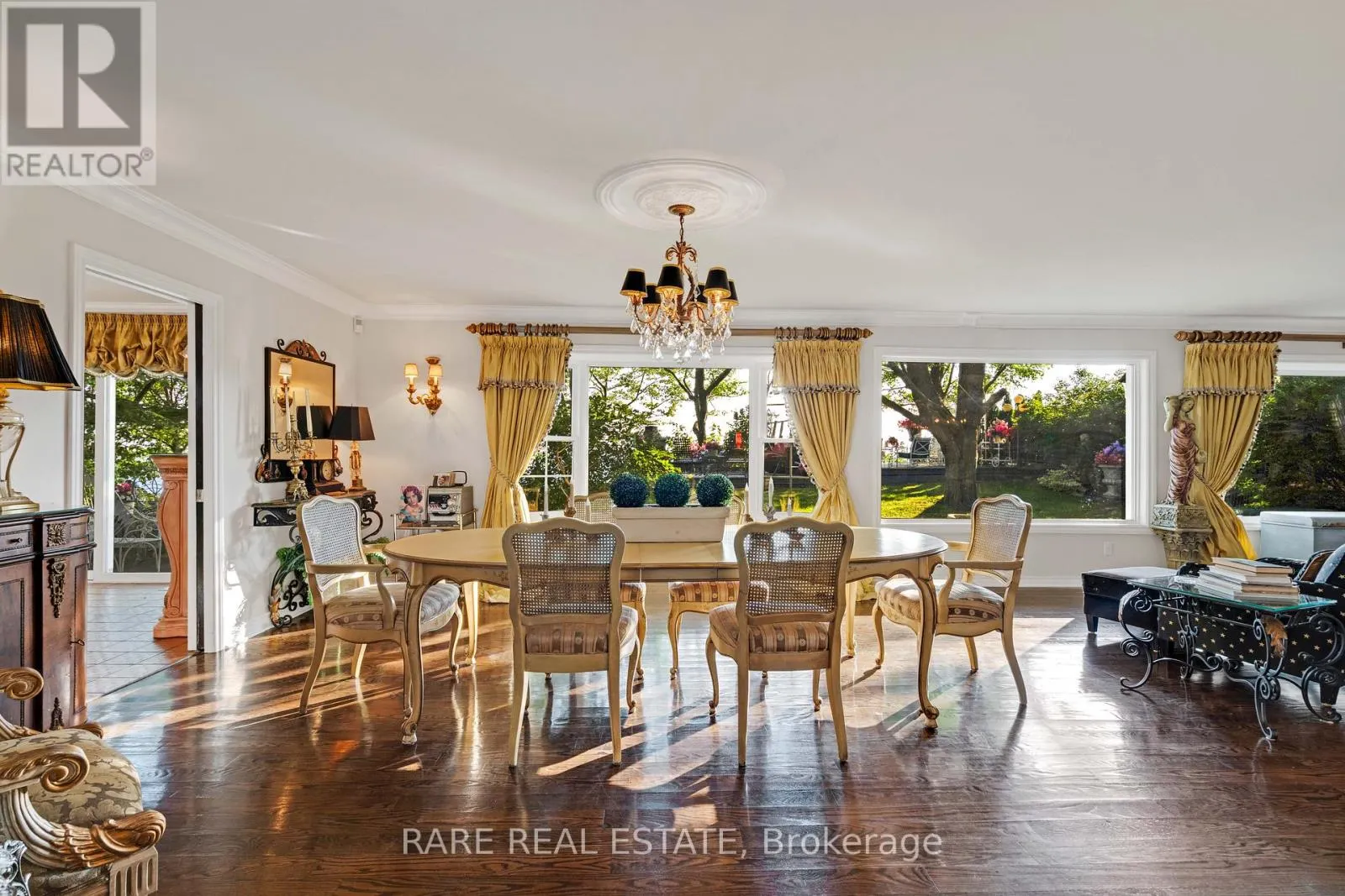 735 LAKESHORE ROAD E