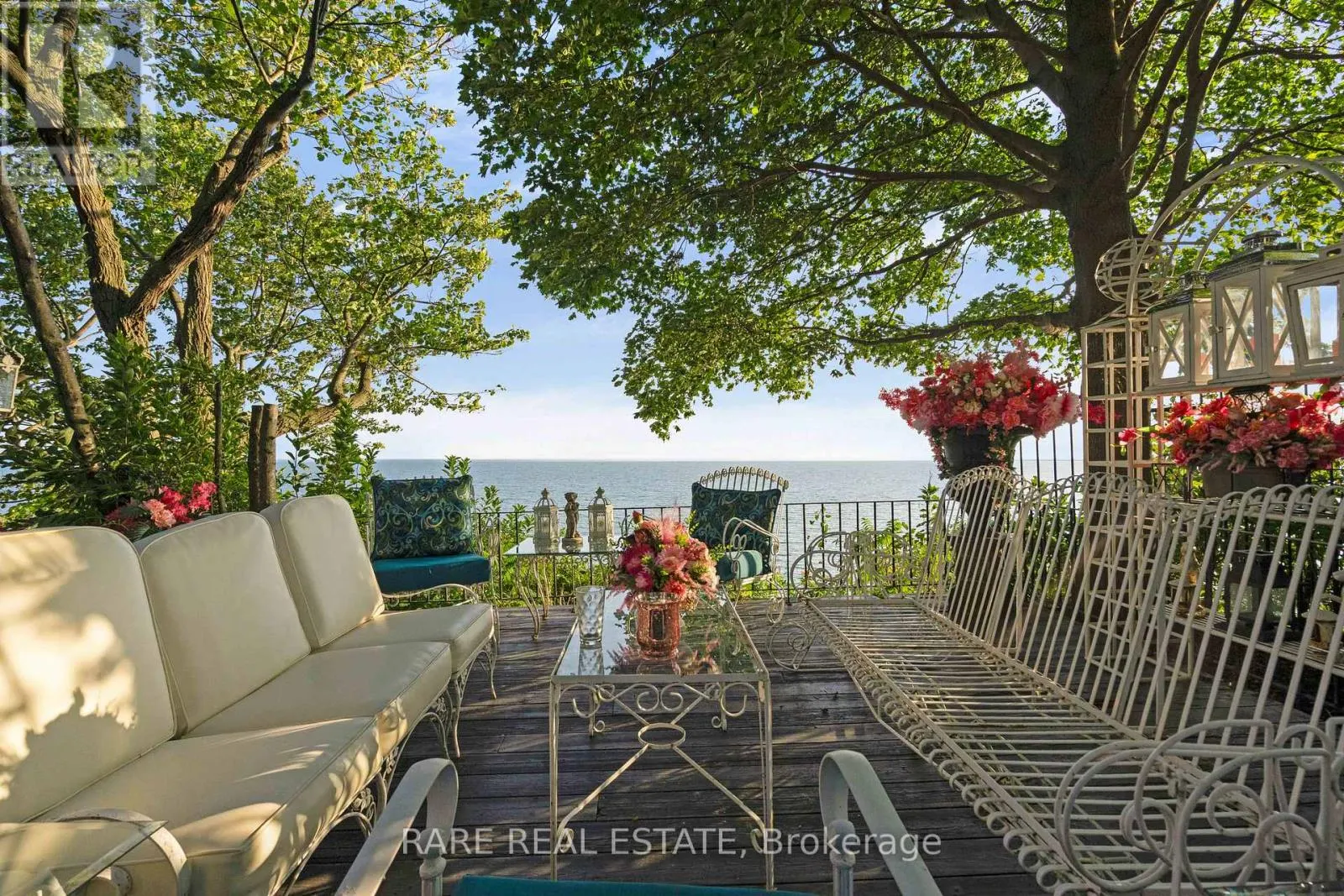 735 LAKESHORE ROAD E