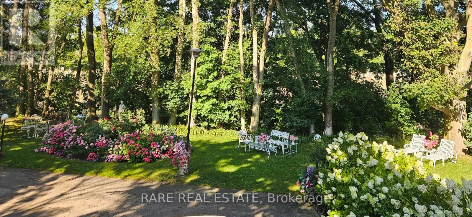 735 LAKESHORE ROAD E