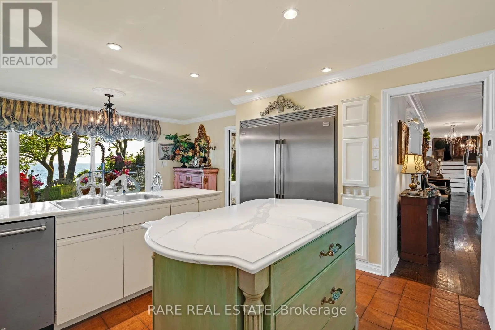 735 LAKESHORE ROAD E
