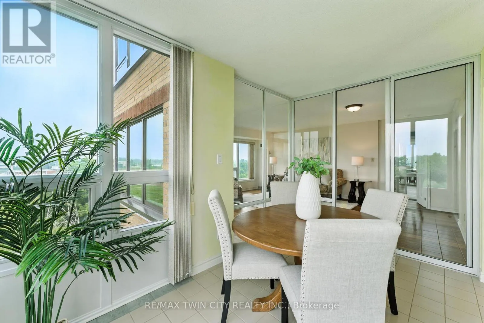 1104 - 237 KING STREET W