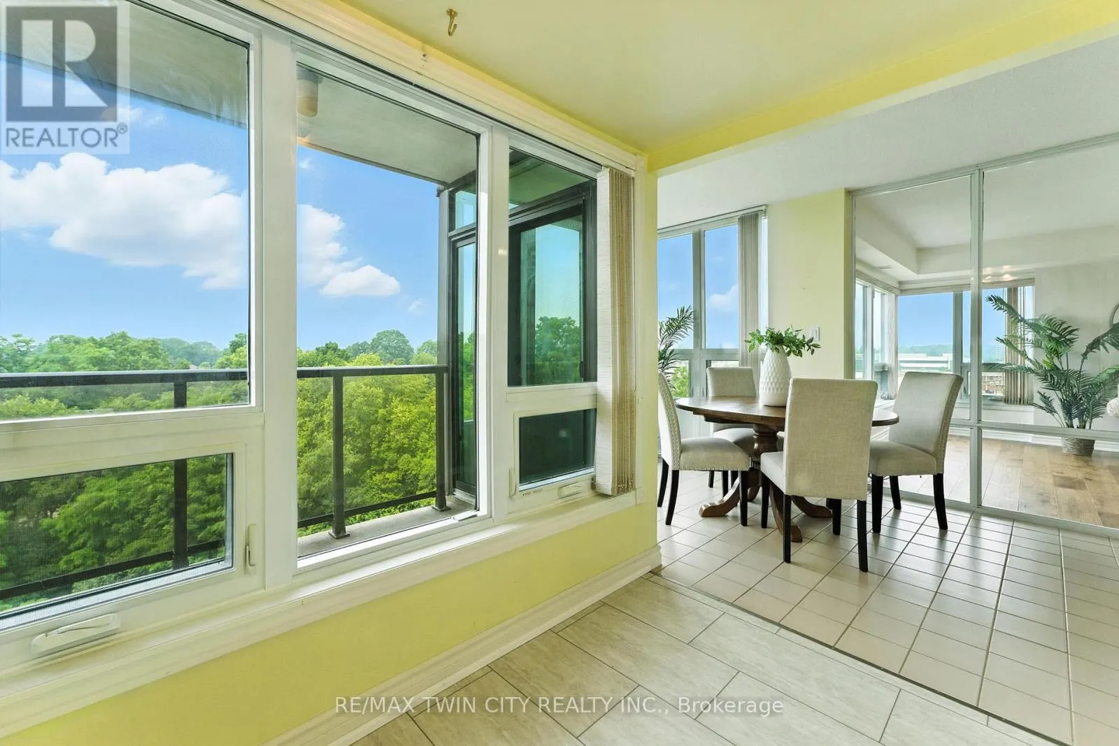 1104 - 237 KING STREET W