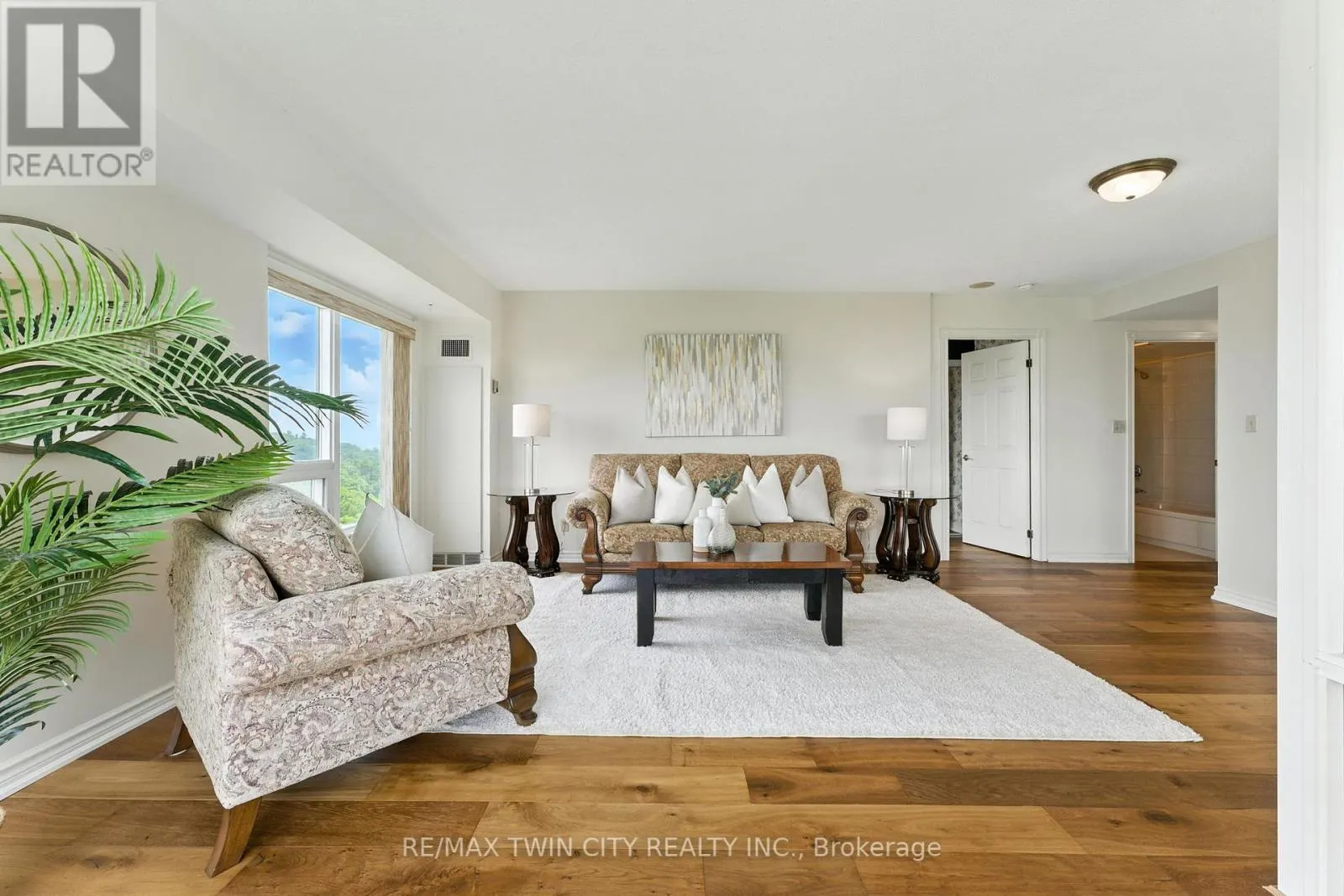1104 - 237 KING STREET W