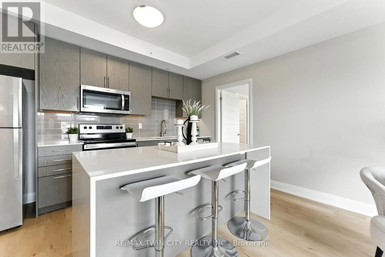 403 - 88 GIBSON STREET