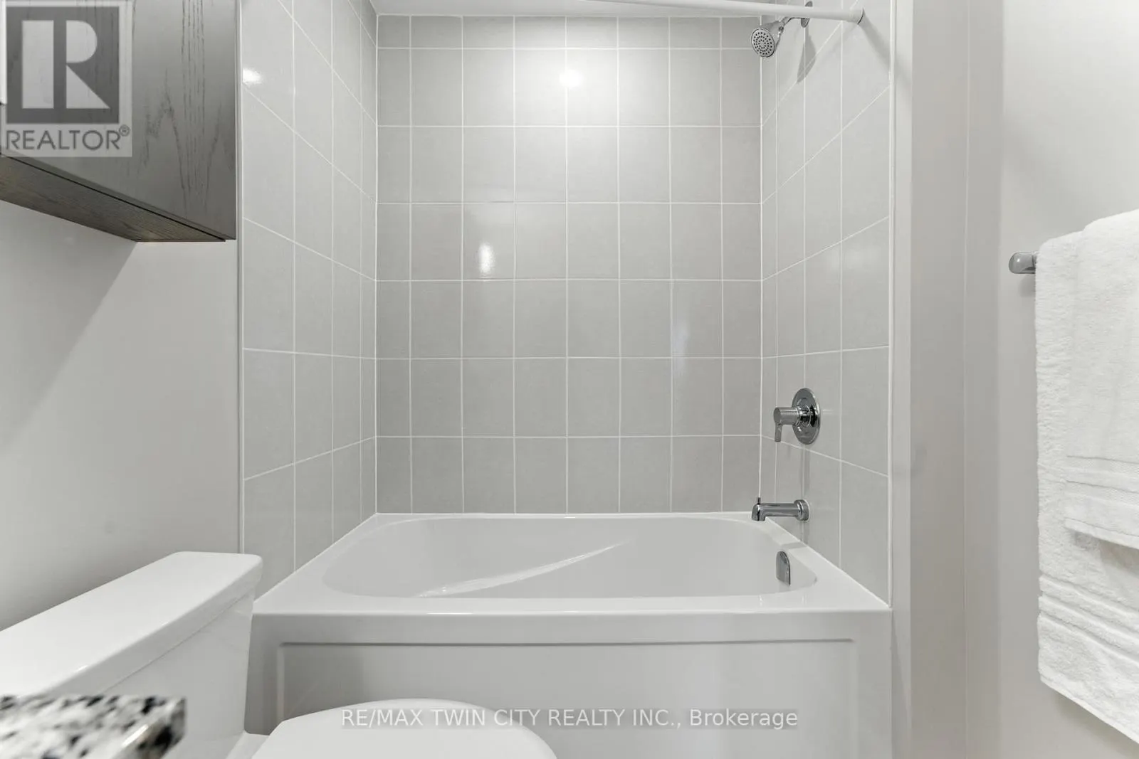 403 - 88 GIBSON STREET