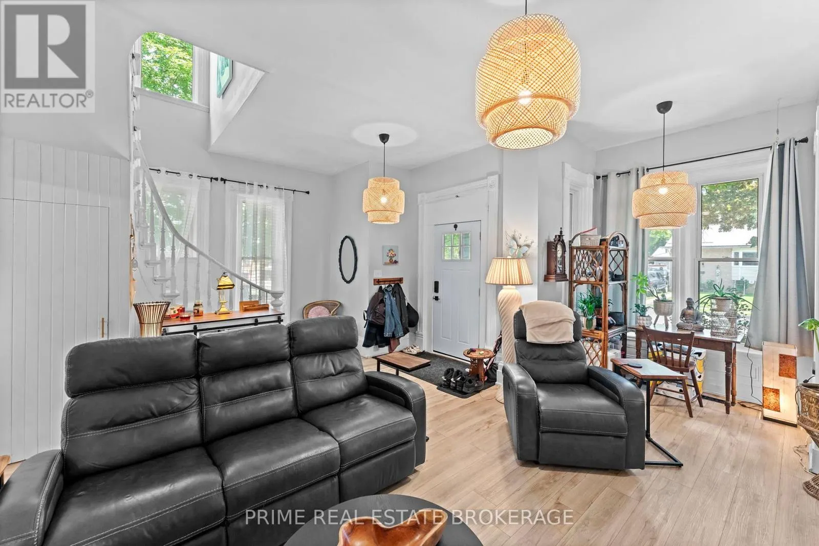 11 MAPLE STREET W