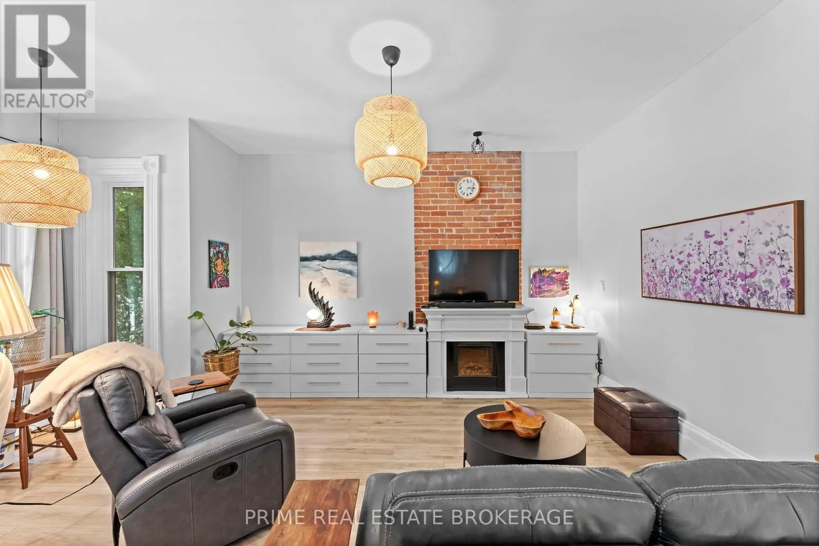 11 MAPLE STREET W