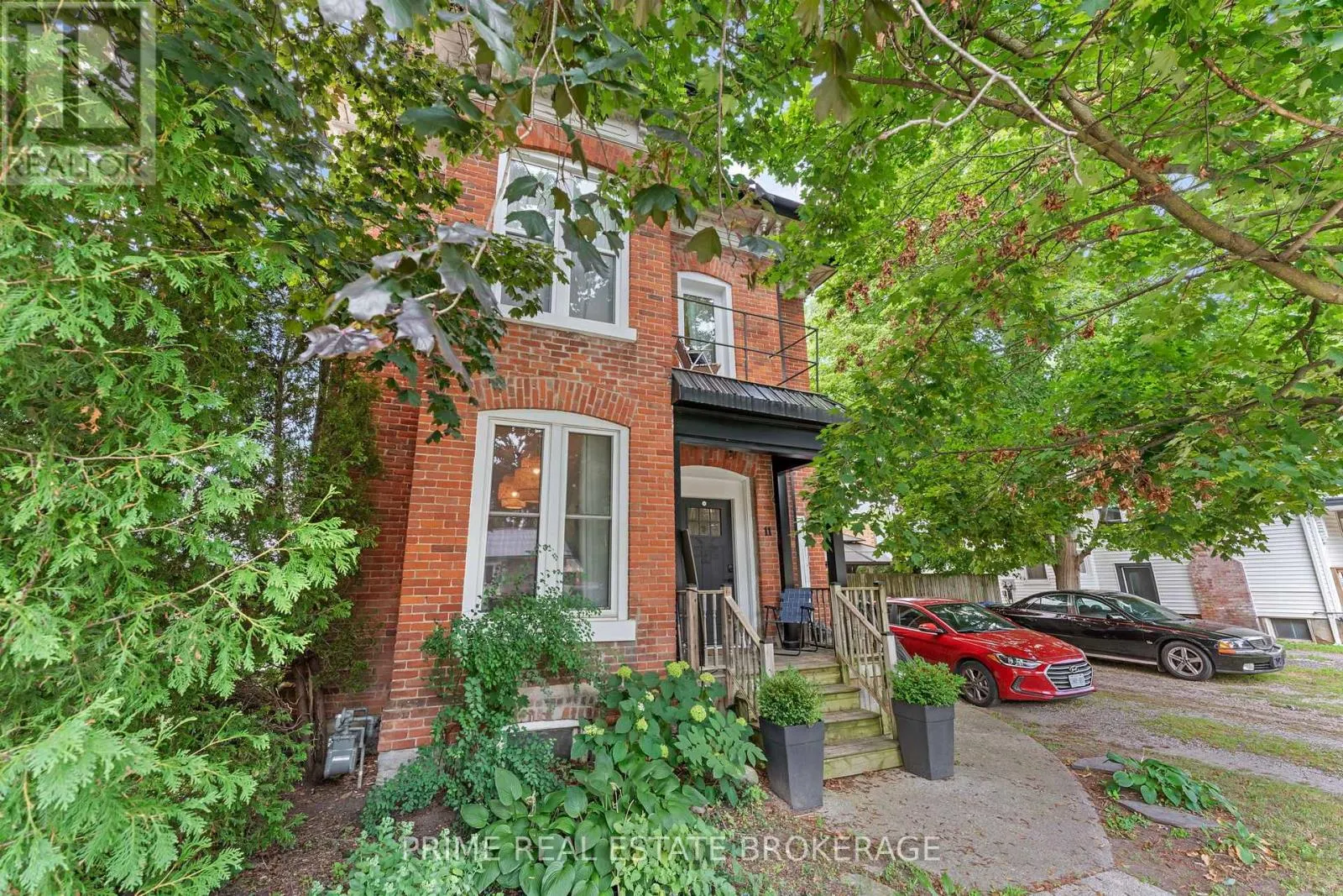11 MAPLE STREET W