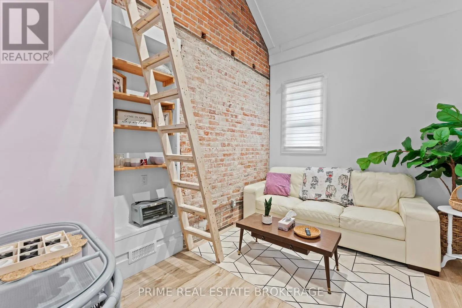 11 MAPLE STREET W