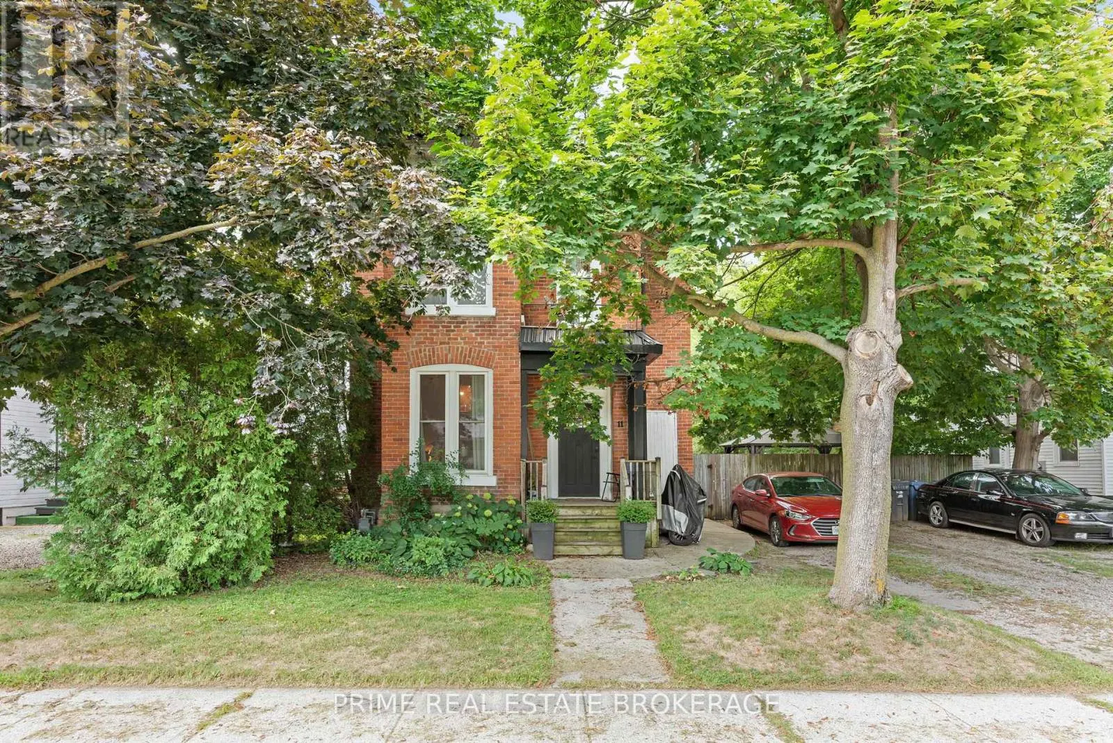11 MAPLE STREET W