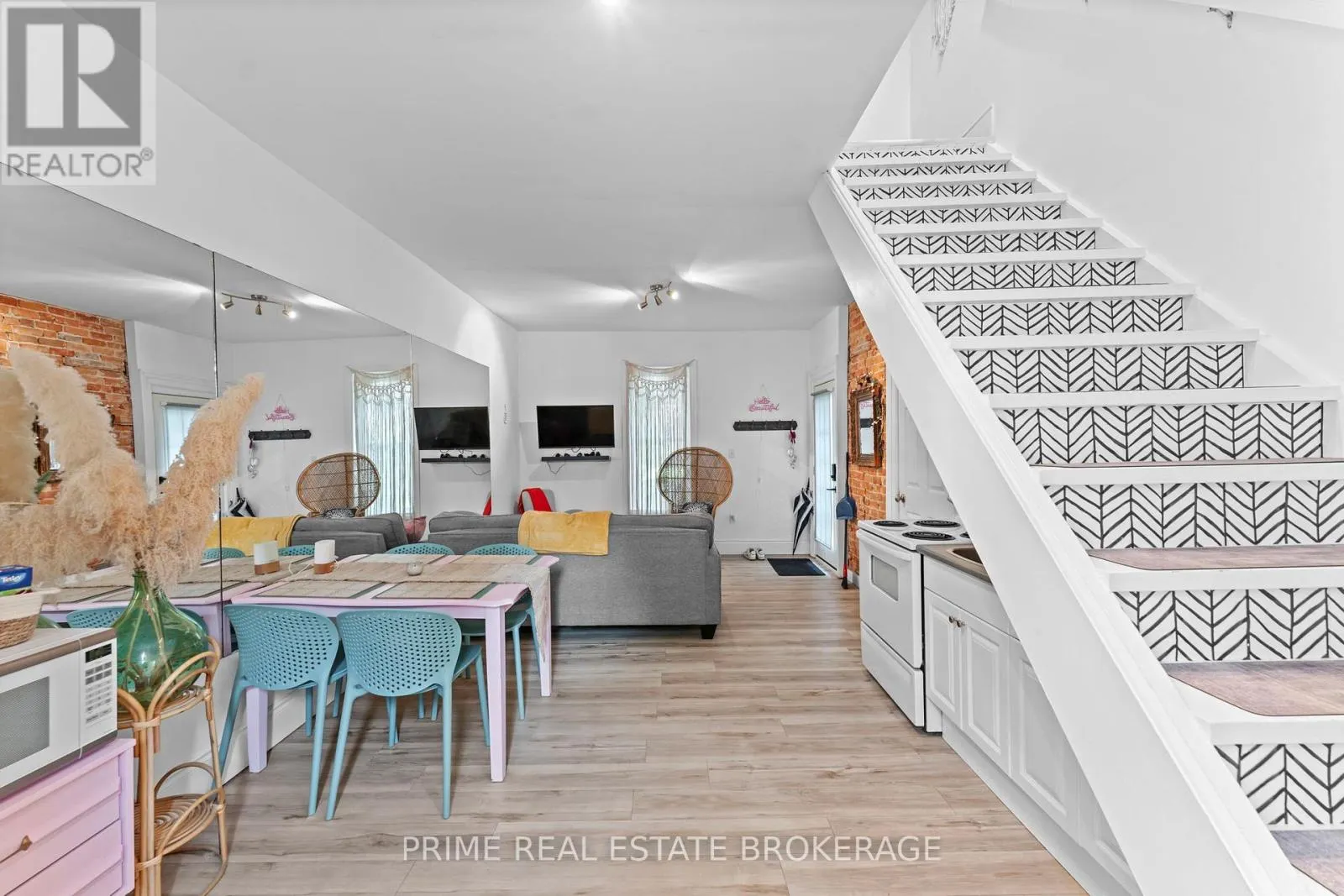 11 MAPLE STREET W