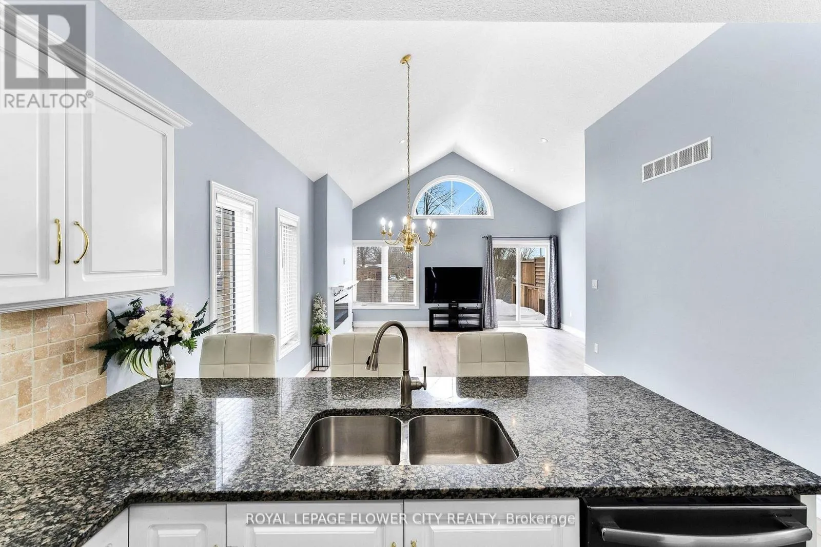 724 GARDEN COURT