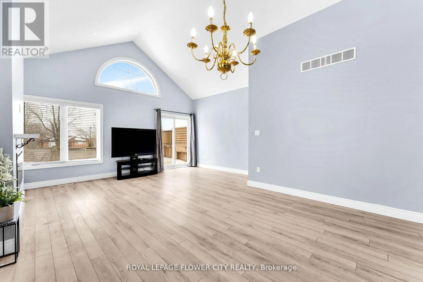 724 GARDEN COURT