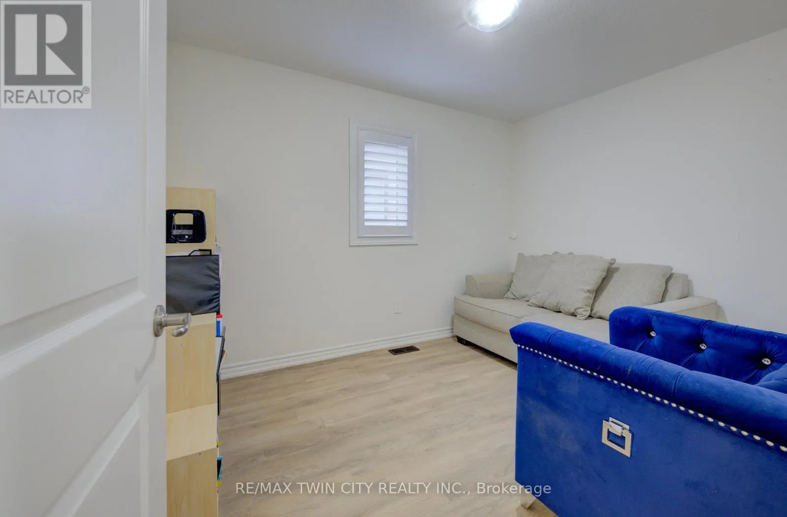 8 WHITTON DRIVE