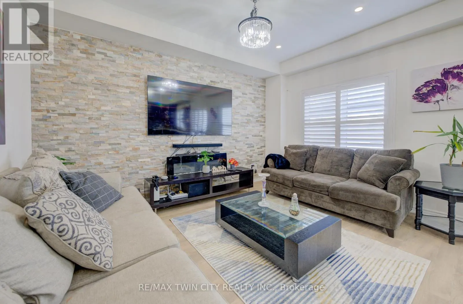 8 WHITTON DRIVE