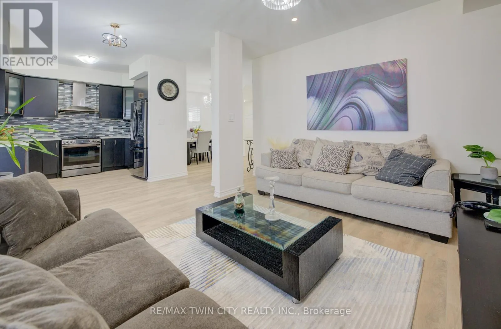 8 WHITTON DRIVE