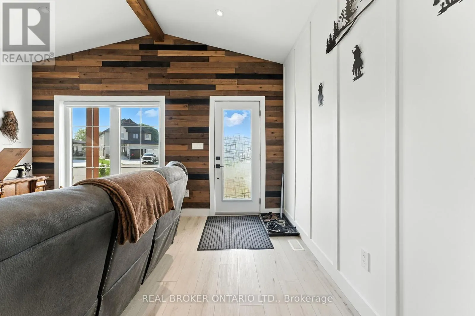 7 MACNEIL COURT