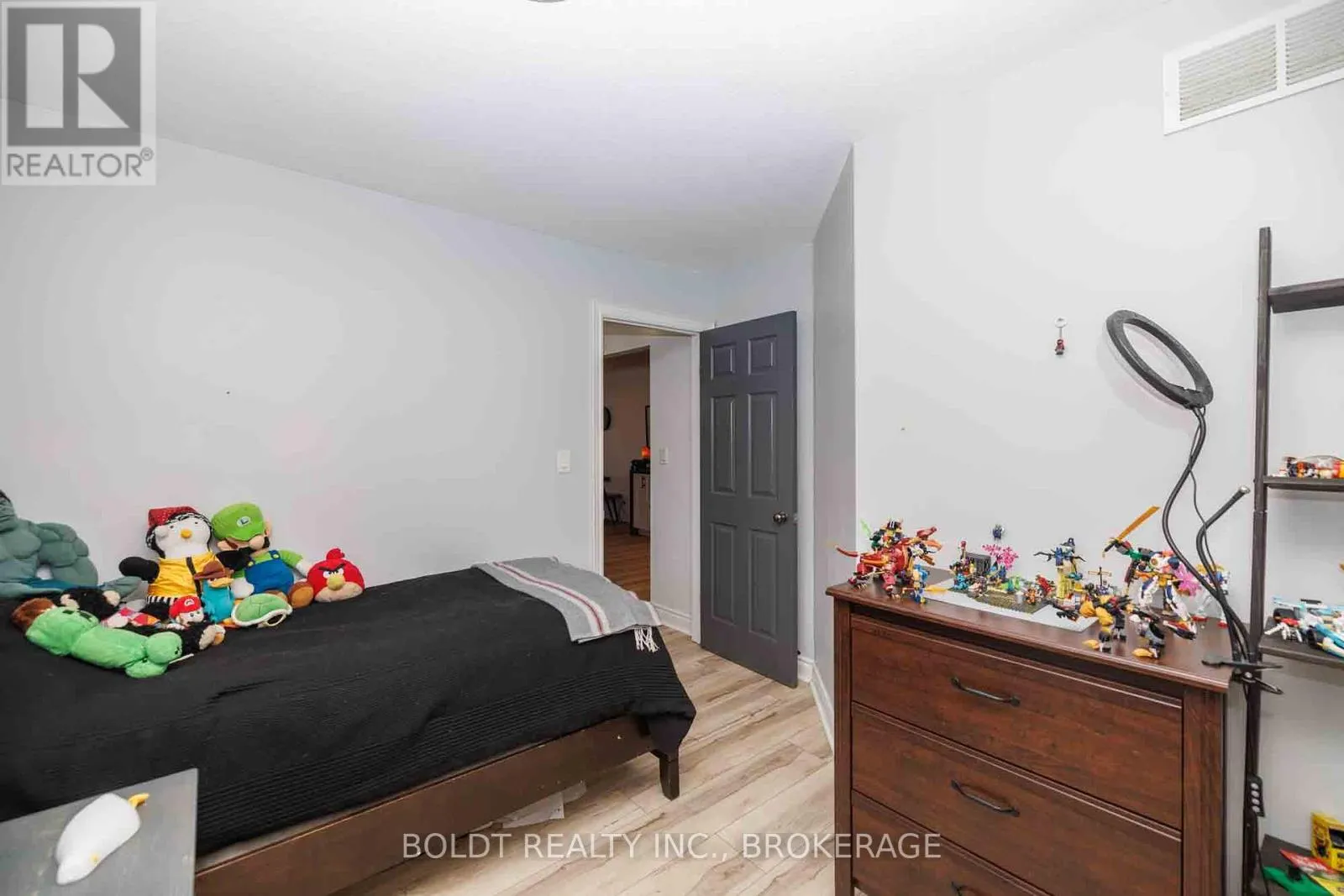 10 1/2 METCALFE STREET
