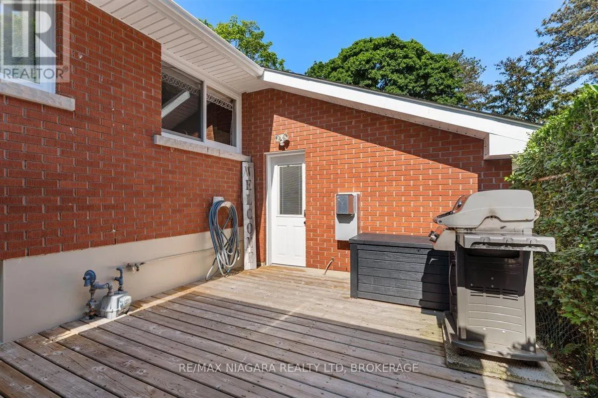 62 OAKRIDGE CRESCENT E