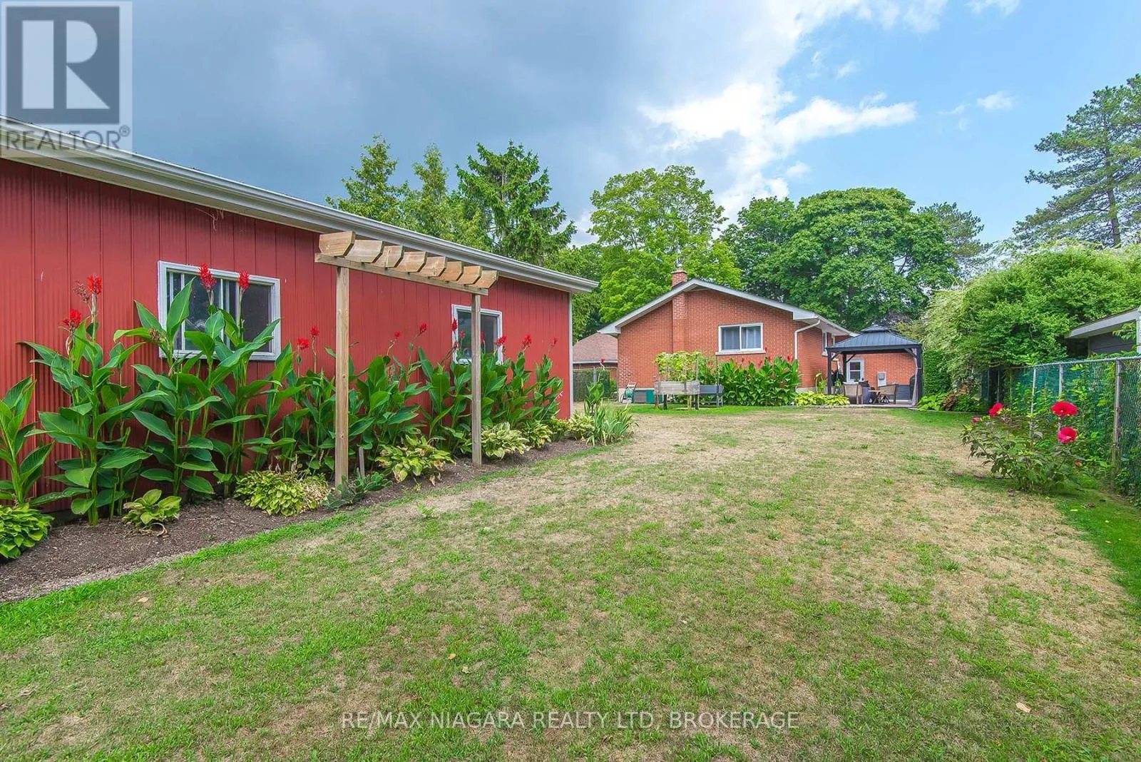 62 OAKRIDGE CRESCENT E