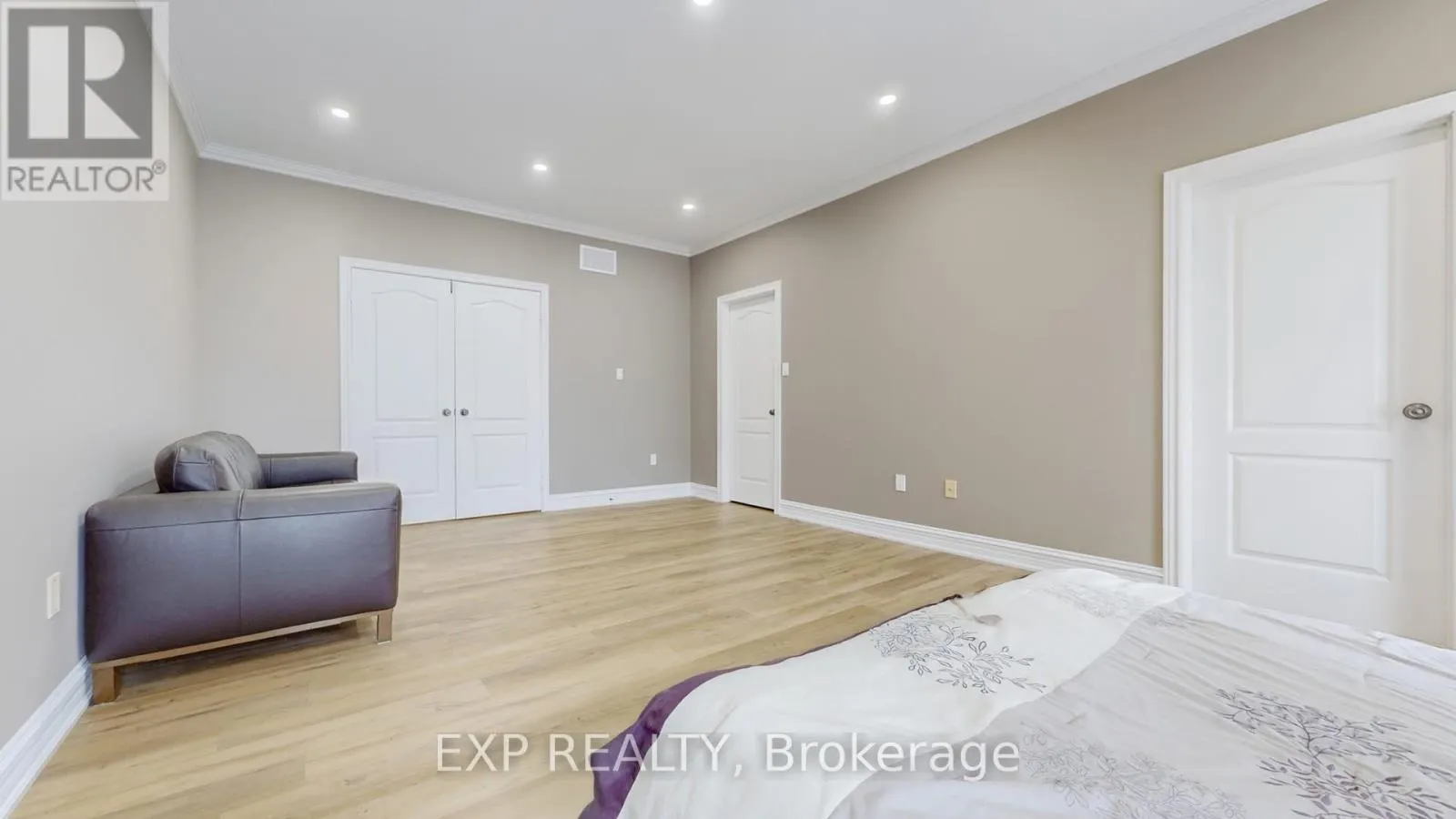 42 SOMERVILLE CRESCENT W
