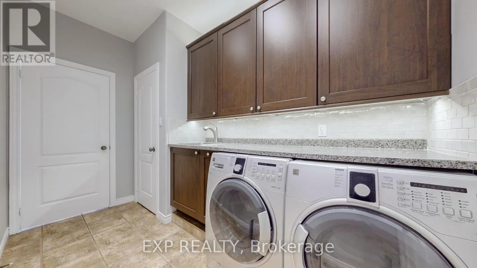 42 SOMERVILLE CRESCENT W