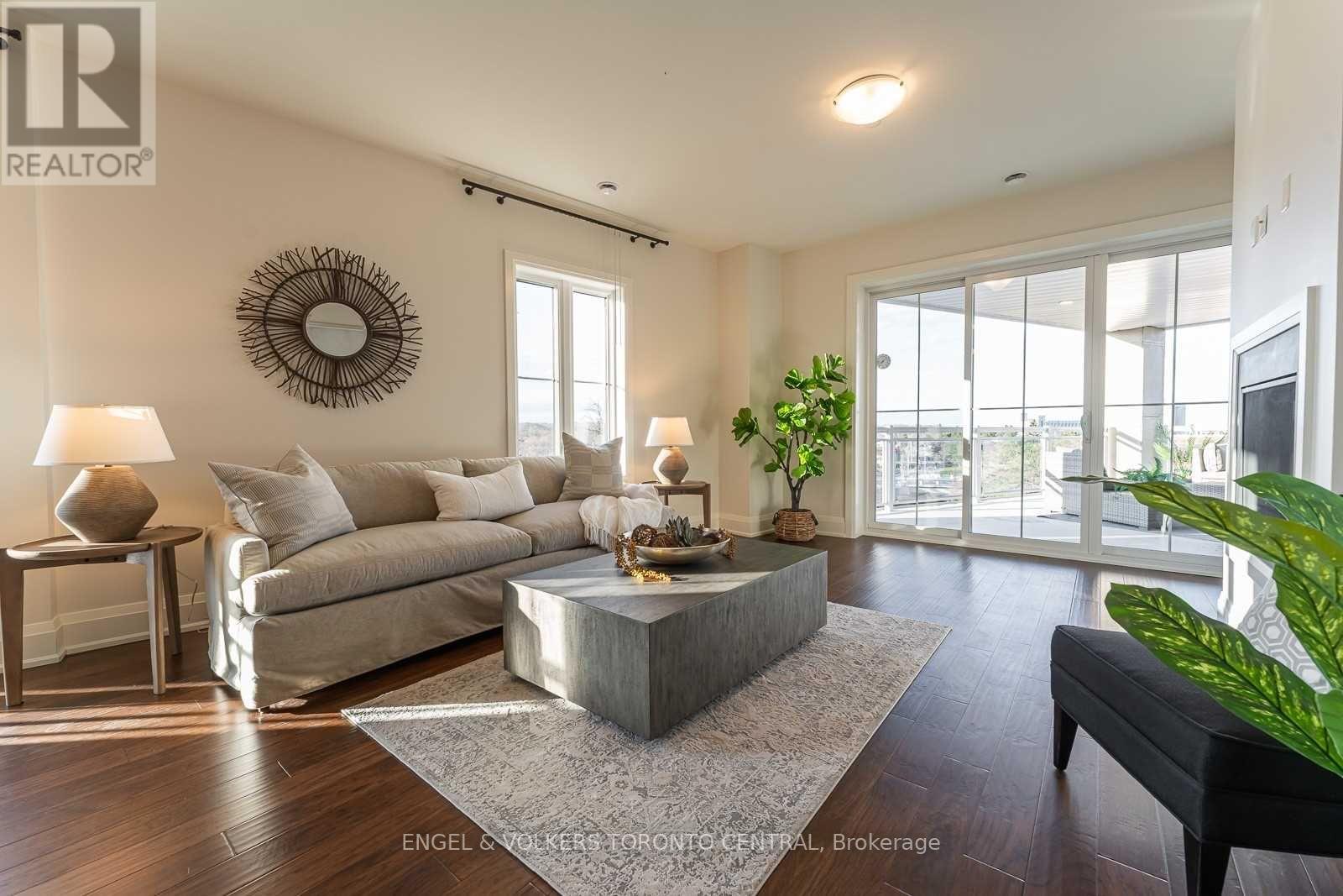 80 9TH ST E