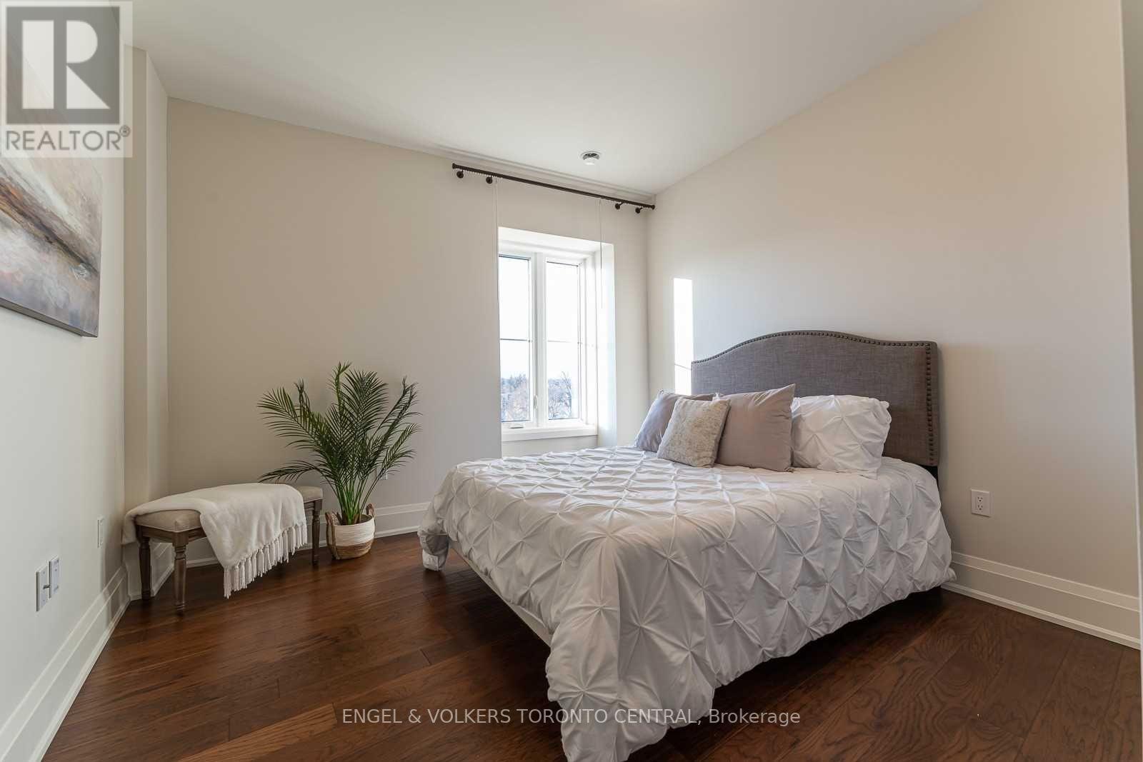 80 9TH ST E