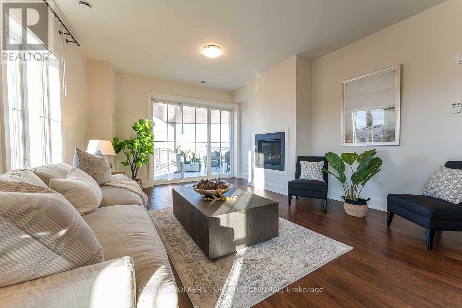 80 9TH ST E