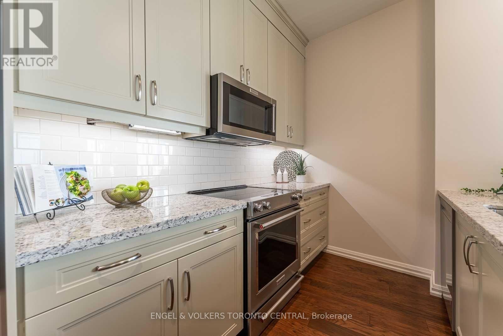 80 9TH ST E