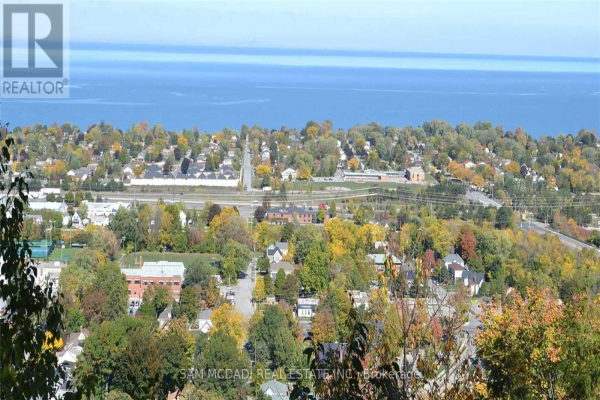 55 RIDGE RD E, Grimsby
