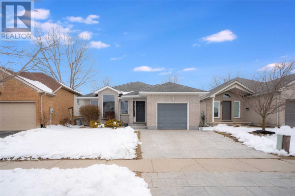 9 WILLOW CRES, Strathroy-Caradoc