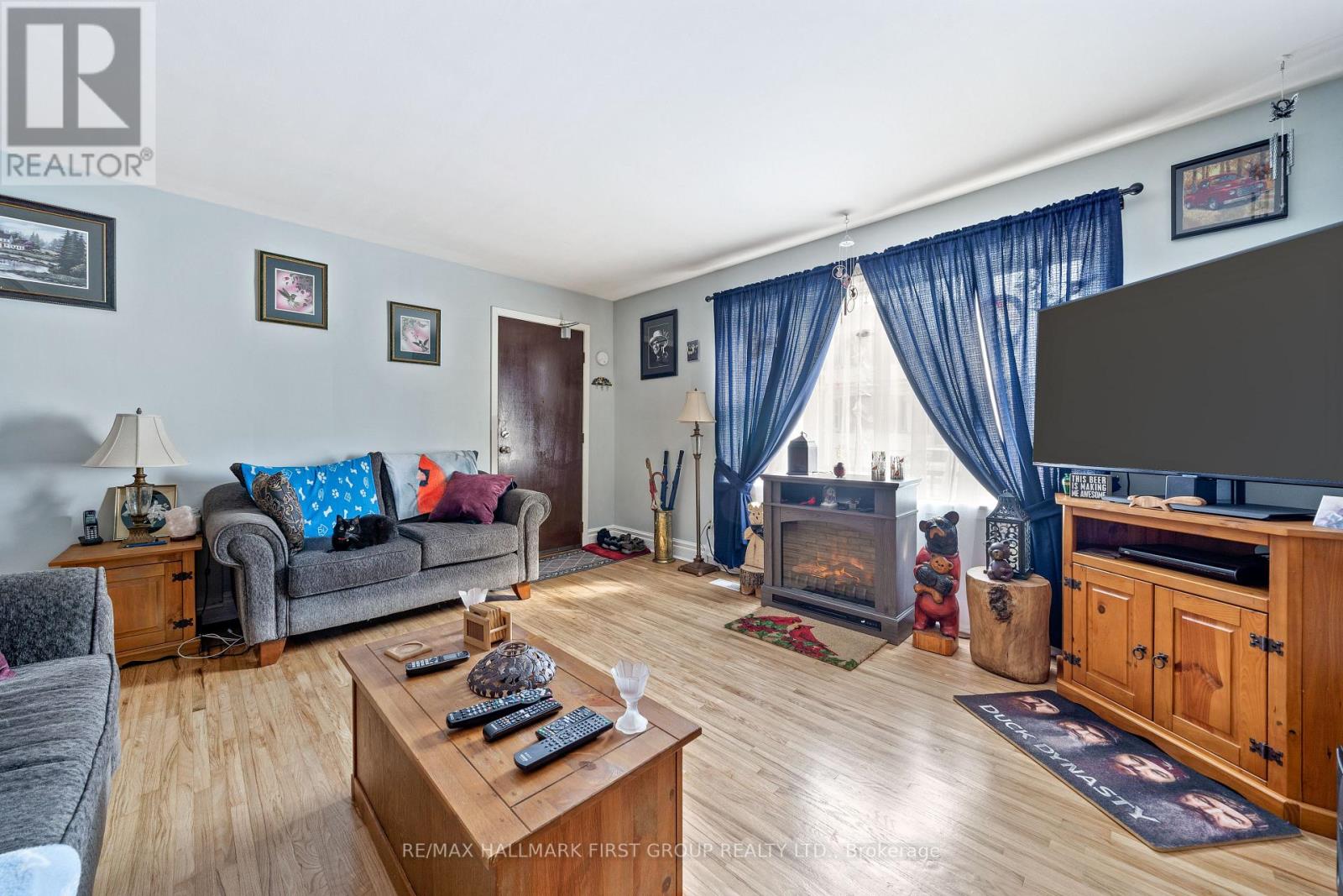 70 DUNDAS ST W