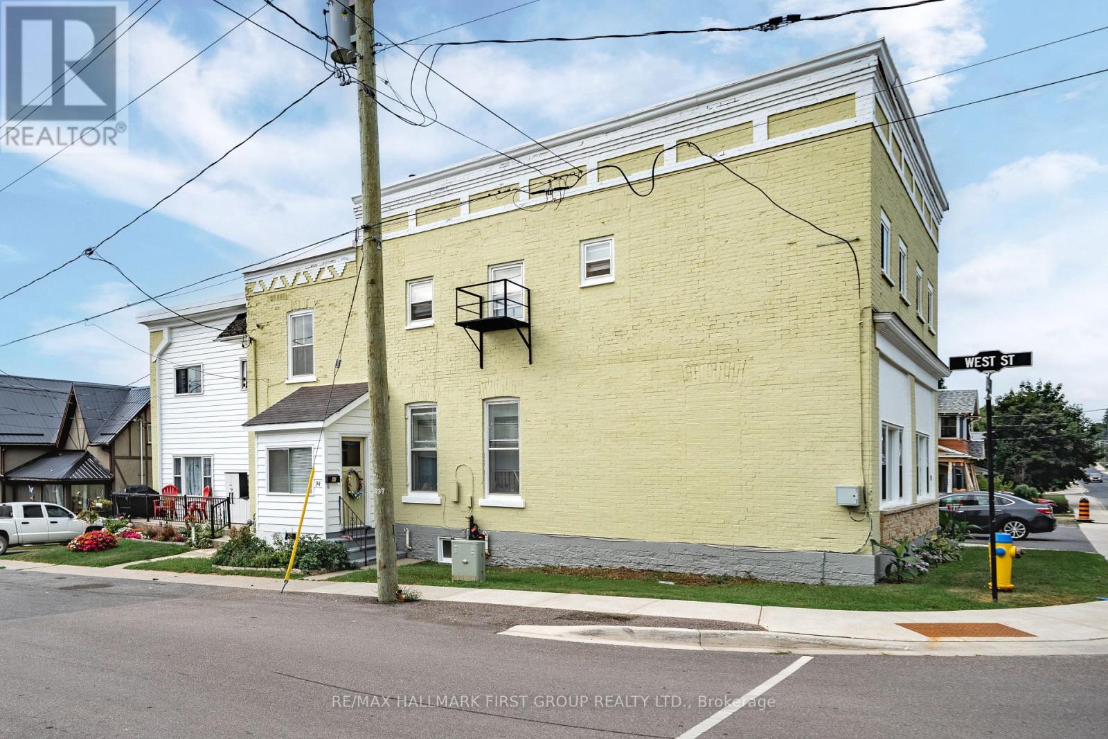 70 DUNDAS ST W