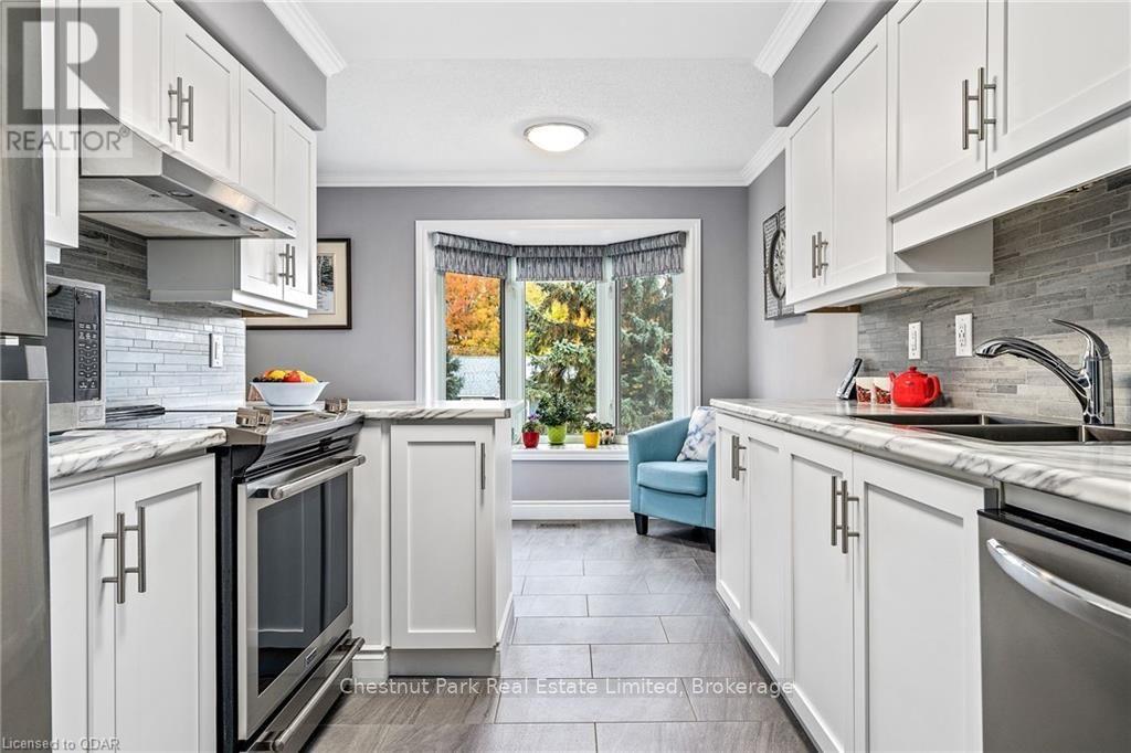 #206 -8 TALBOT ST, #206