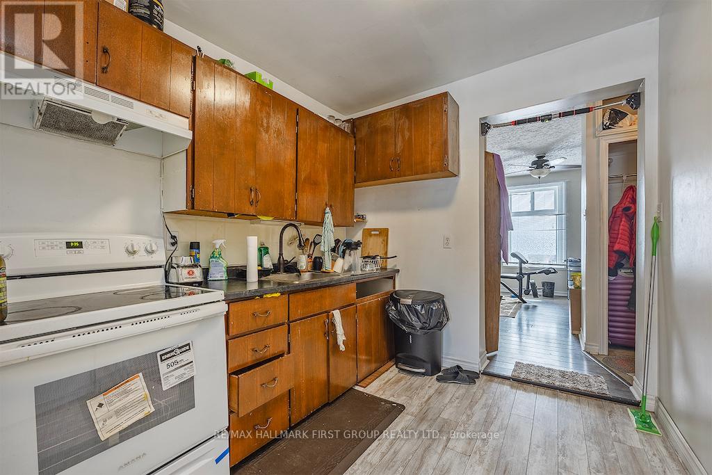 19/21 DUNDAS ST W