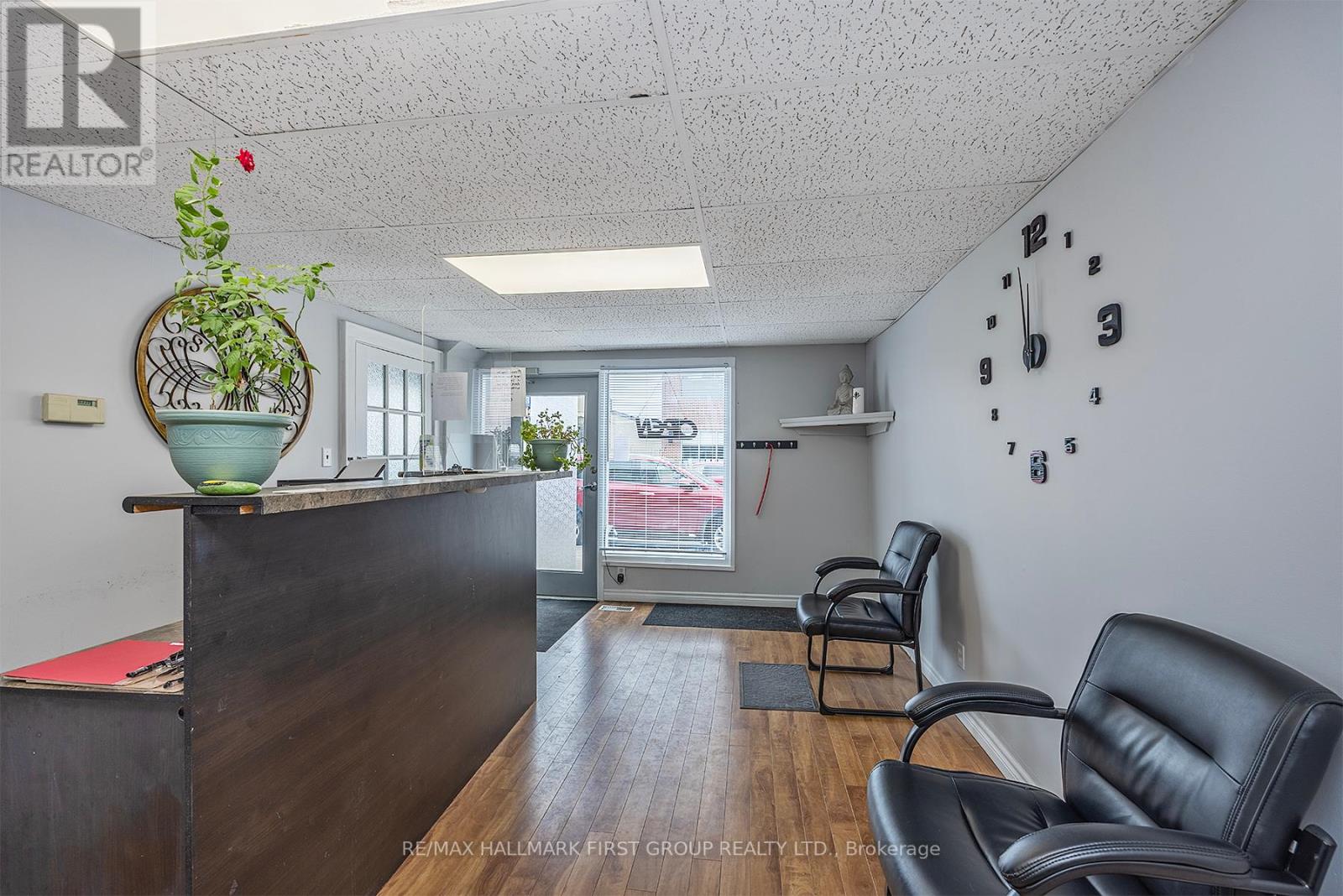 19/21 DUNDAS ST W