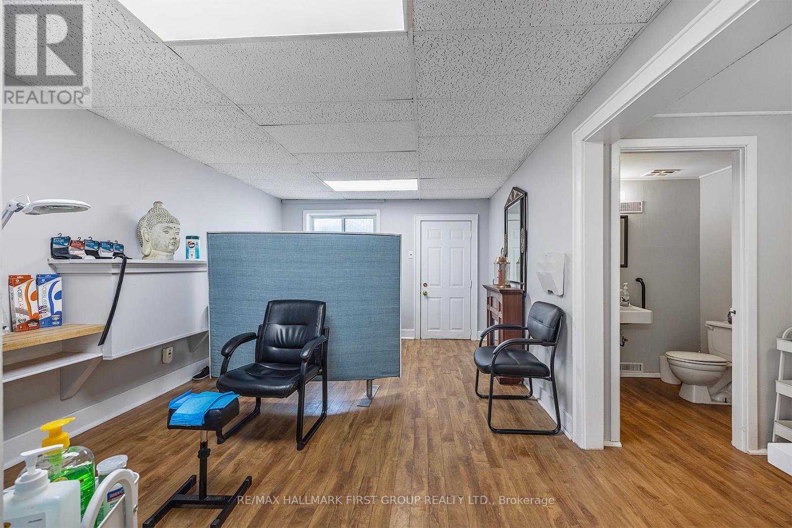 19/21 DUNDAS ST W