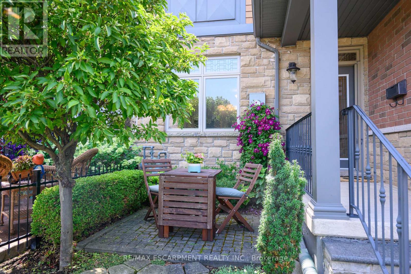 6 CONRAD PL