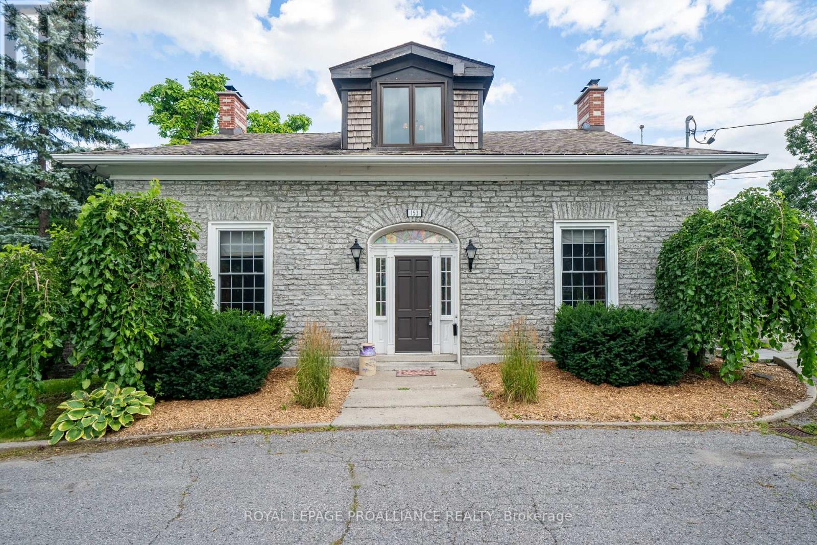153 DUNDAS ST