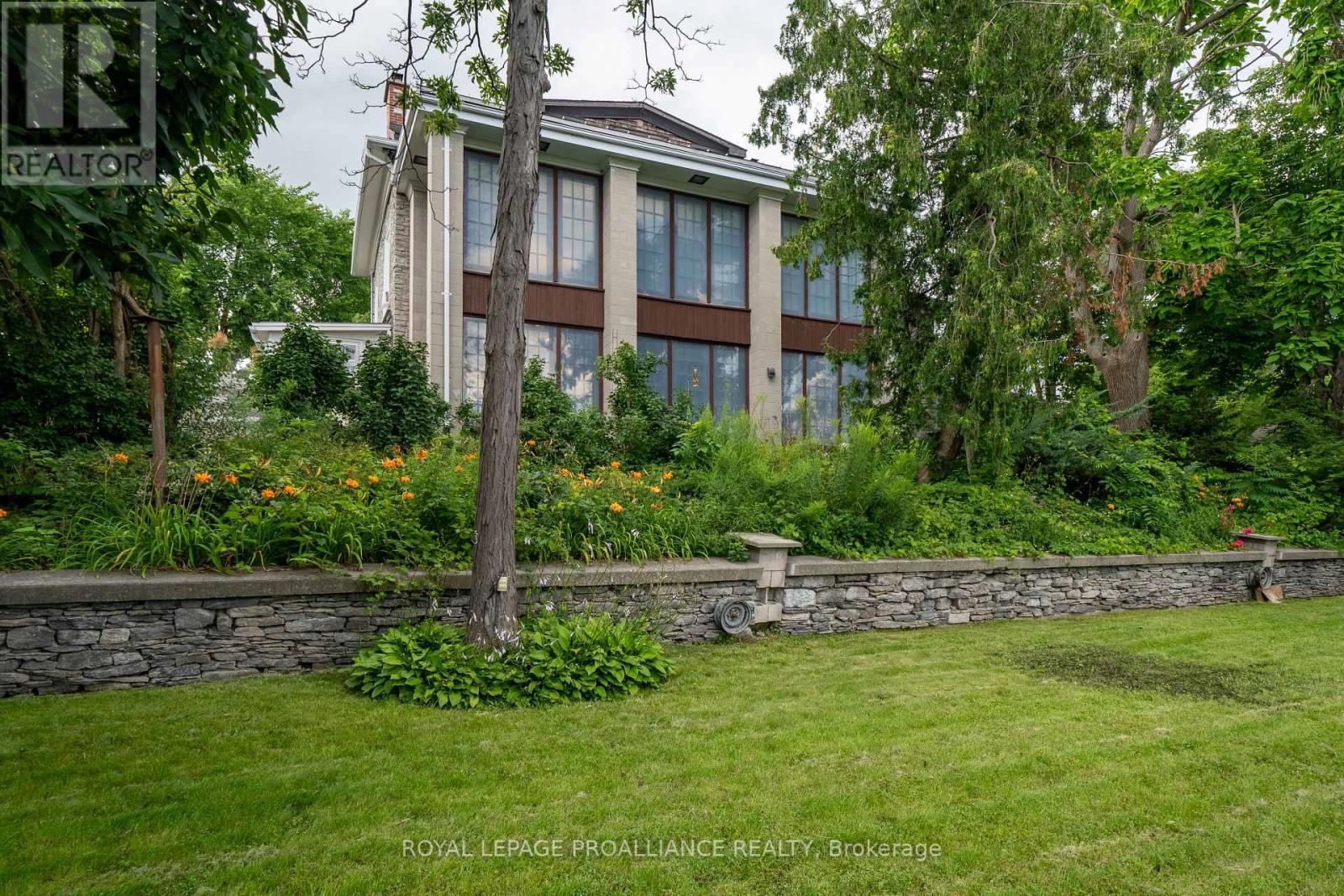 153 DUNDAS ST