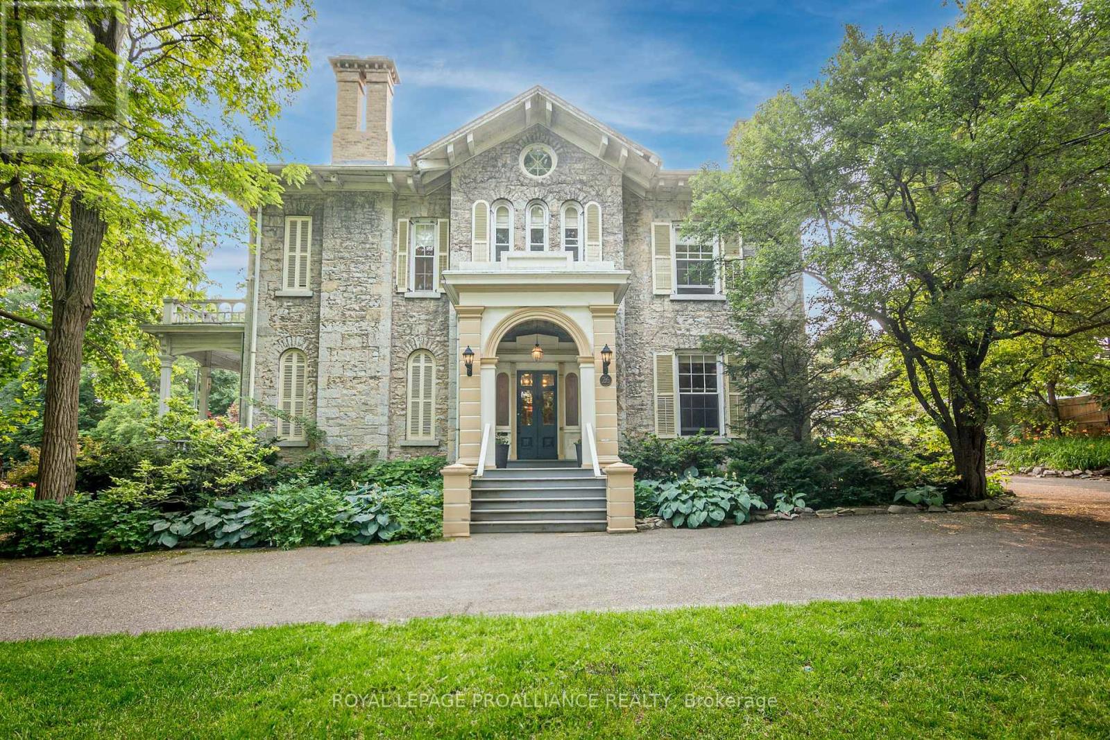 26 CENTRE ST