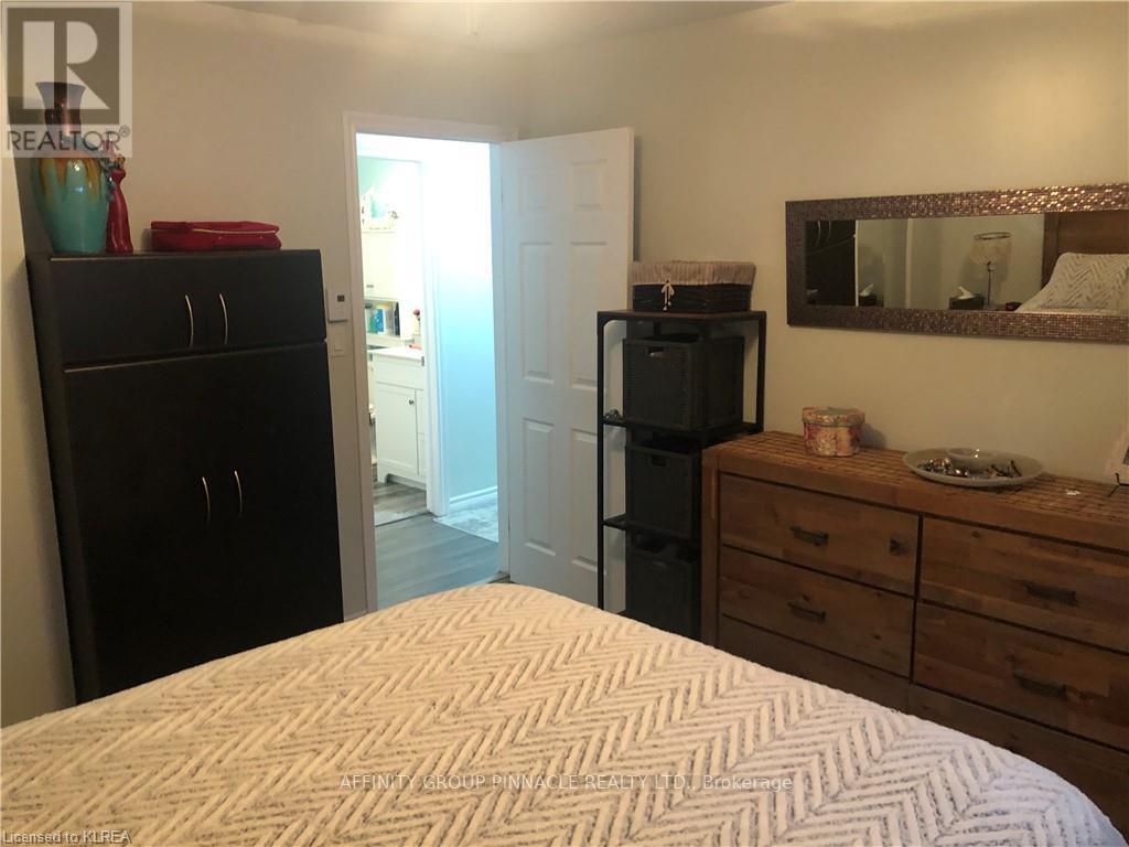 6 DICKSON ST