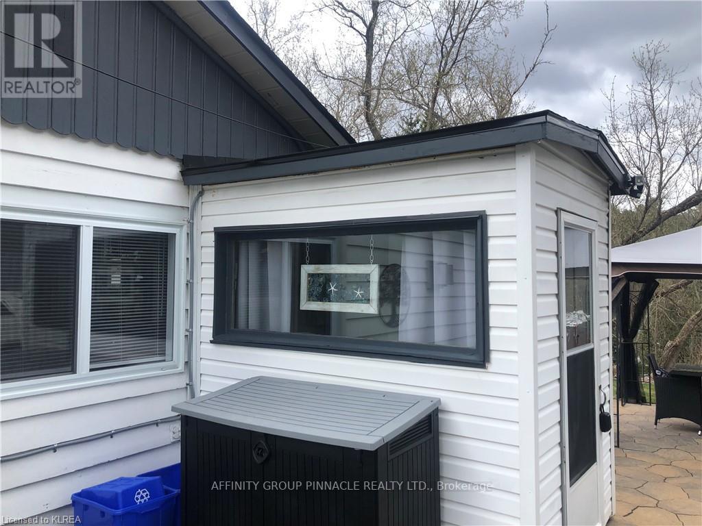 6 DICKSON ST