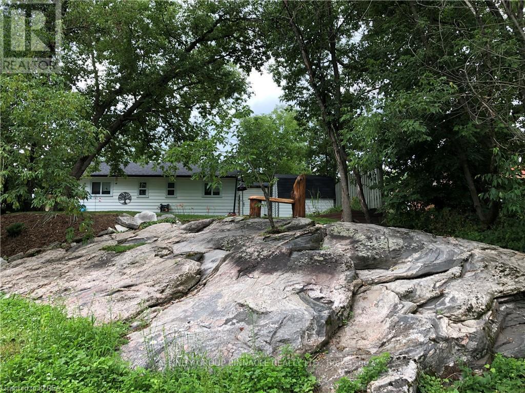 6 DICKSON ST