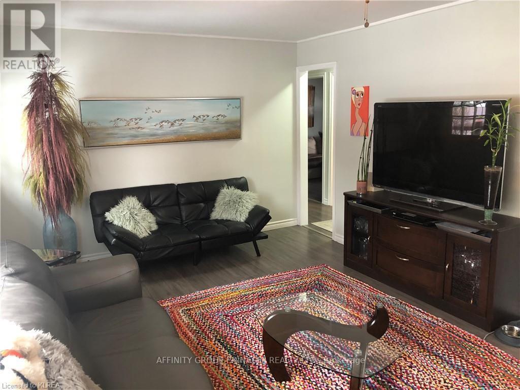 6 DICKSON ST